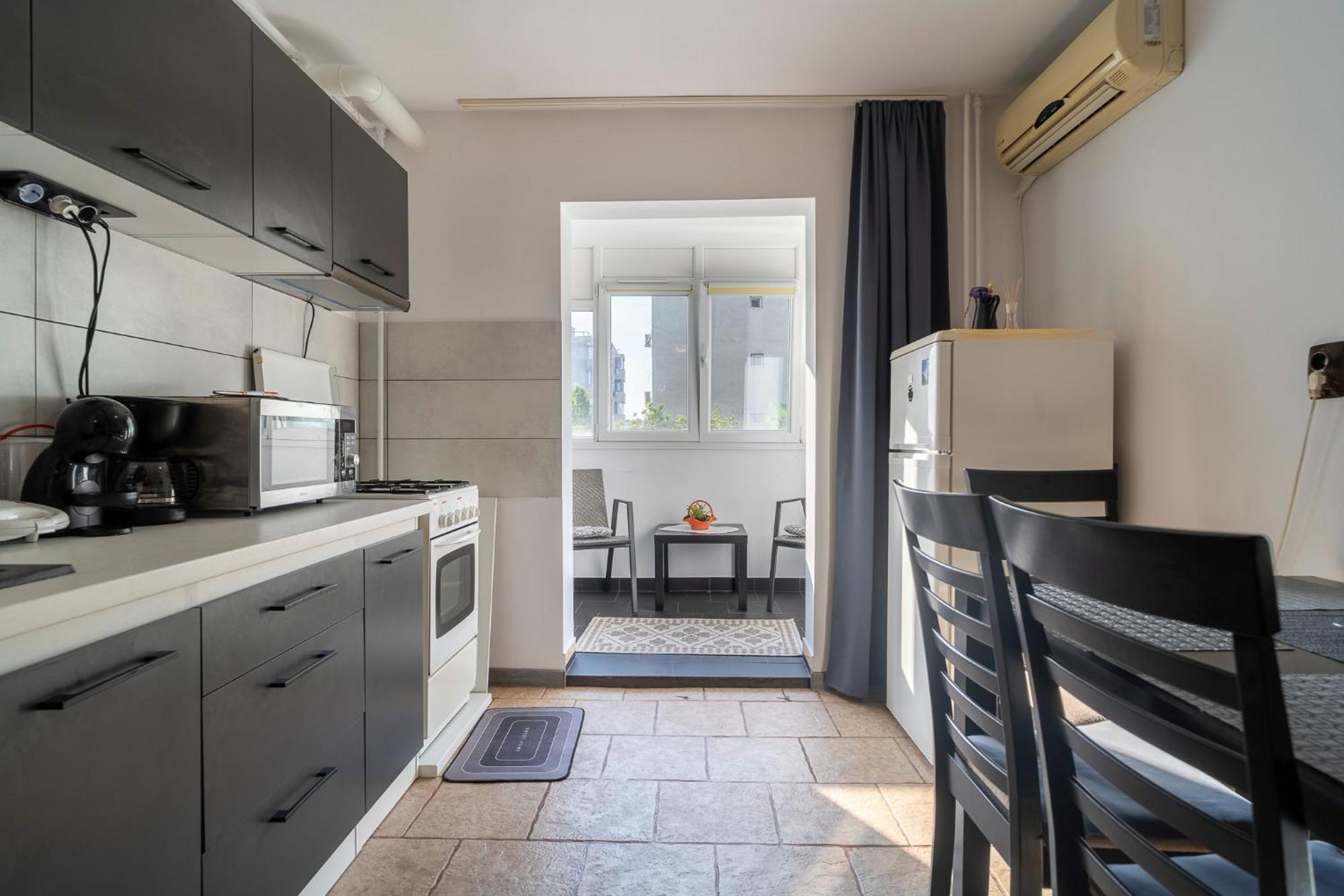 Rustic & Spacious 3Br Apartment Bucharest Luaran gambar